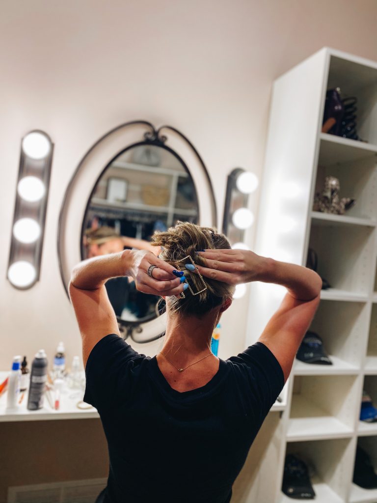 banana clip hairstyles for short hair, how to style a banana clip, hairstyle tutorial, claw clip | Claw Clip Hairstyles by popular Pittsburgh fashion blog, Fashionably Late Mom: image of a woman putting a claw clip in her hair. 