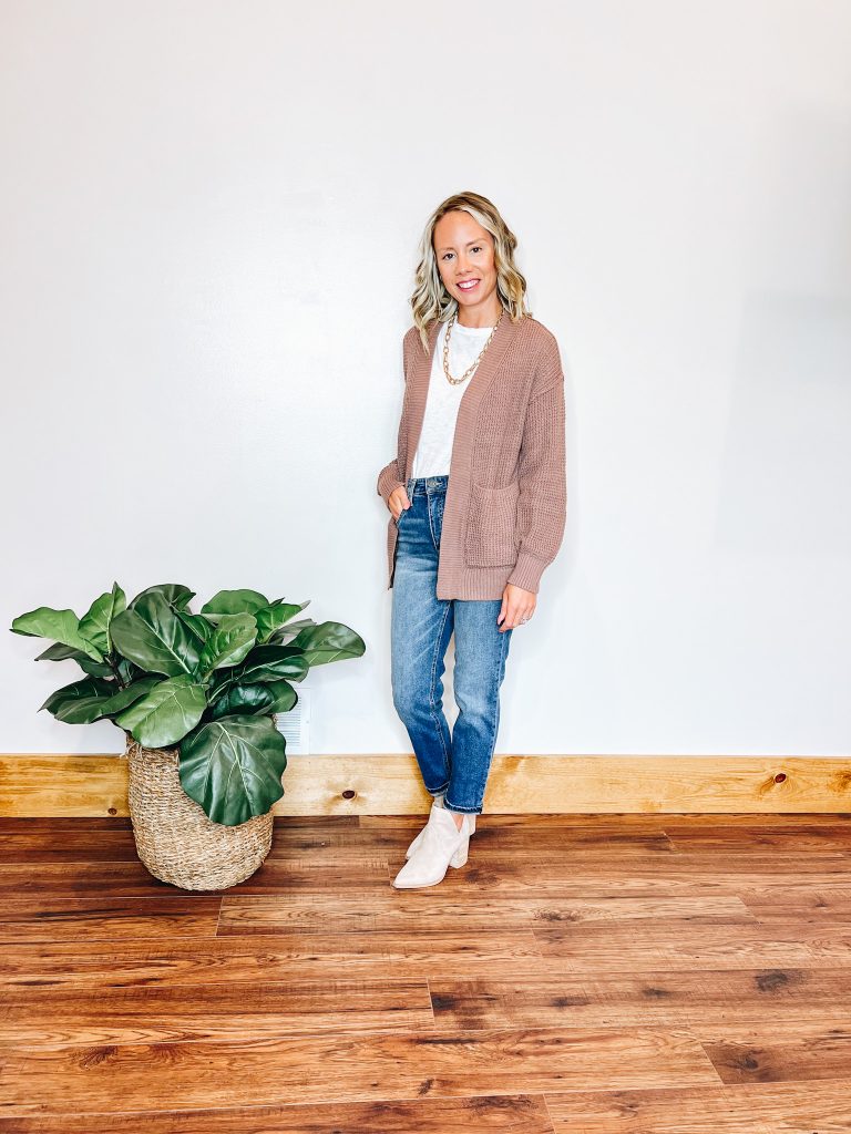 mauve cardigan, waffle knit cardigan layered with a white tee and a chunky gold link necklace. Pair it all with a pair of boyfriend jeans and booties. 