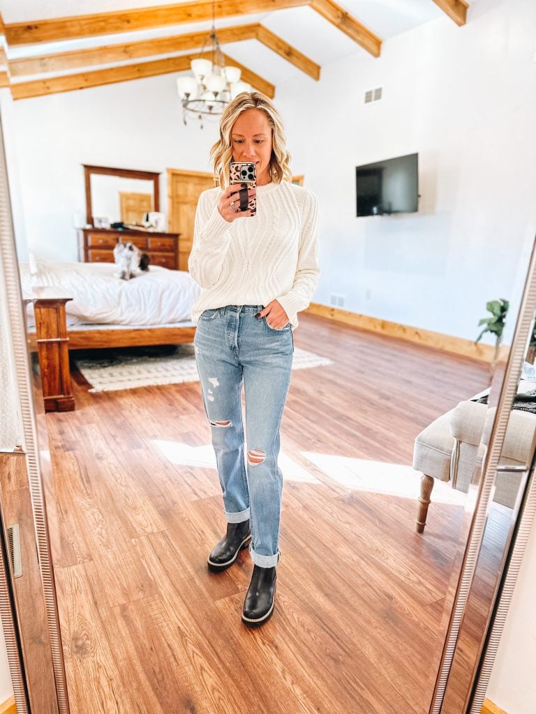 how to style chelsea boots, white sweater, straight leg levis, boots