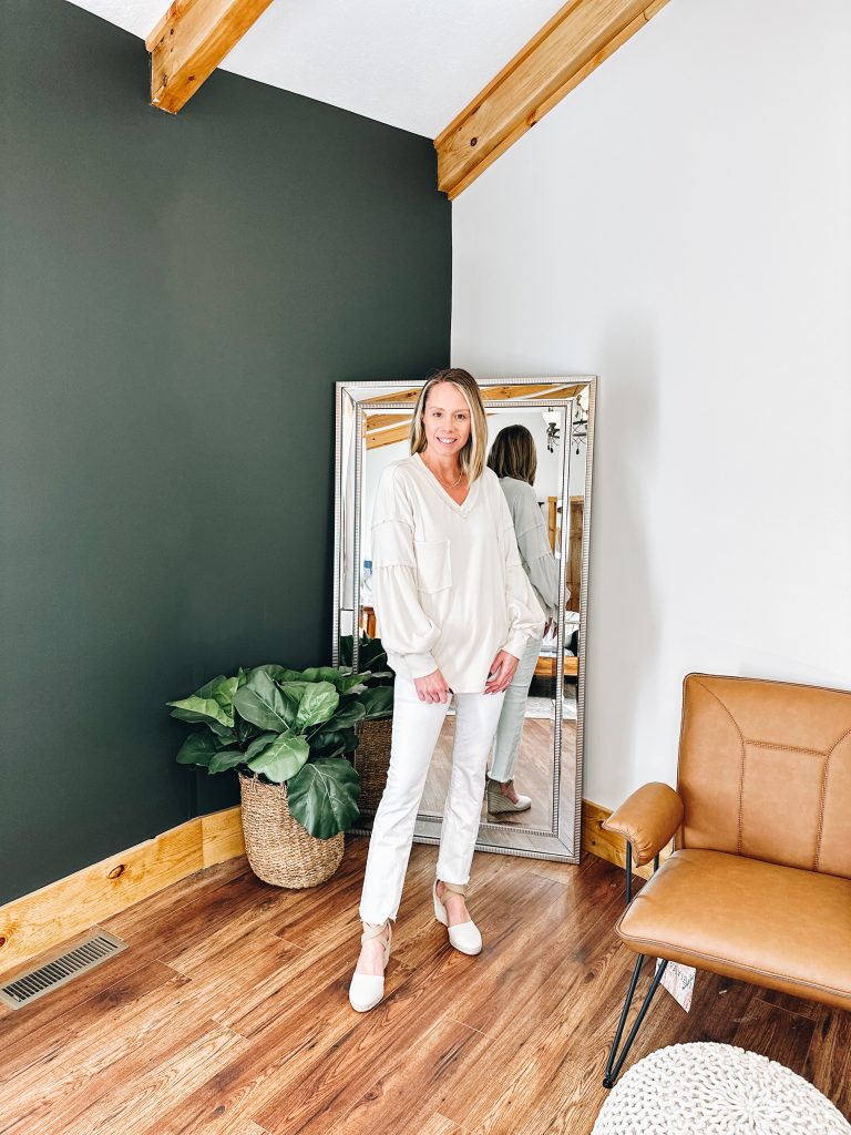 boho style top, white skinny jeans, sandals